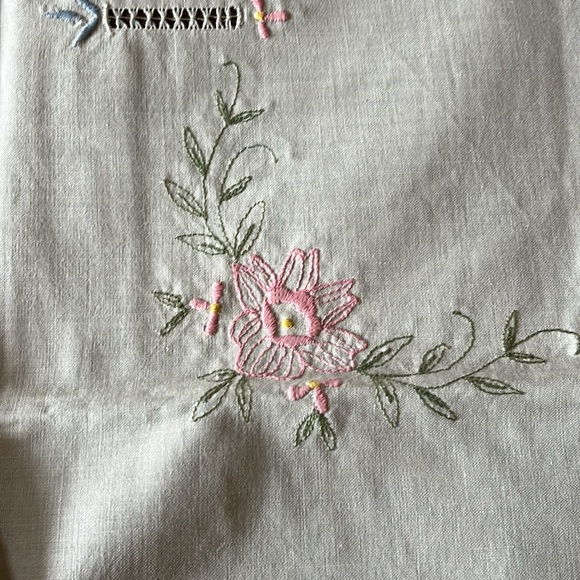 NWOT Embroidered Tea Size Tablecloth and 6 Napkins from Italy - Picture 3 of 8